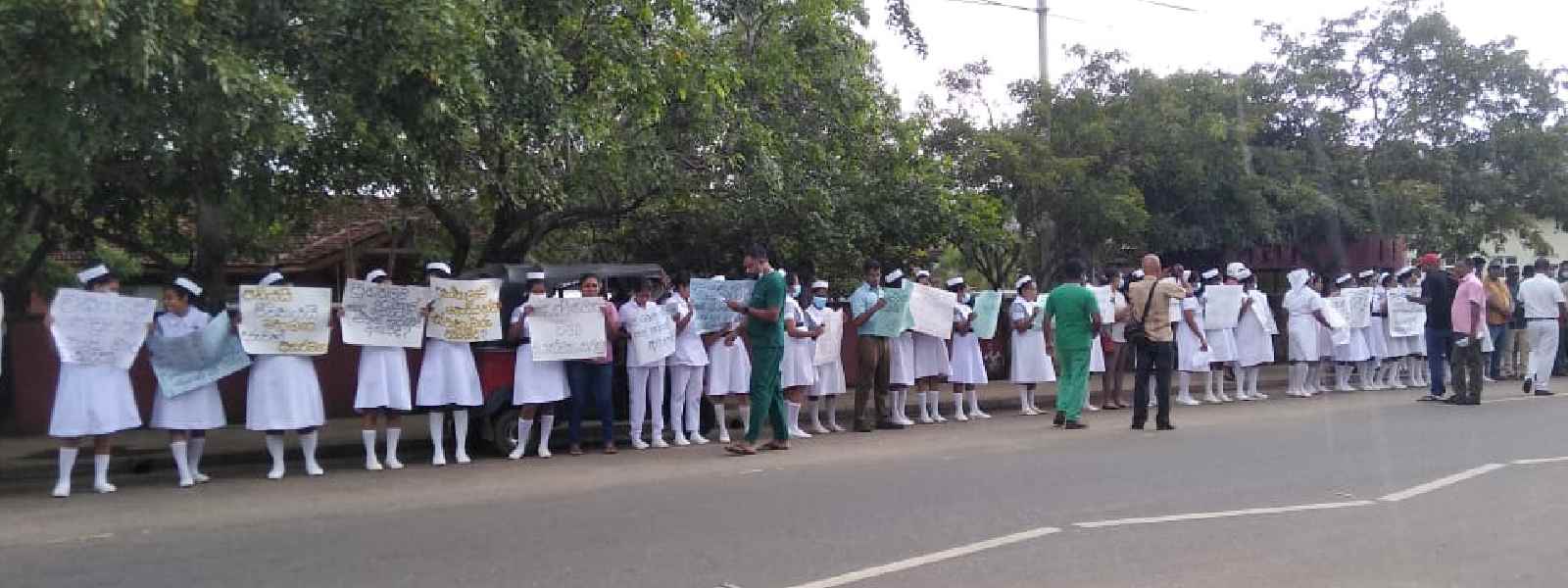 සෞඛ්‍ය සේවකයින් රෝහල් ඉදිරිපිට උද්ඝොෂණවල